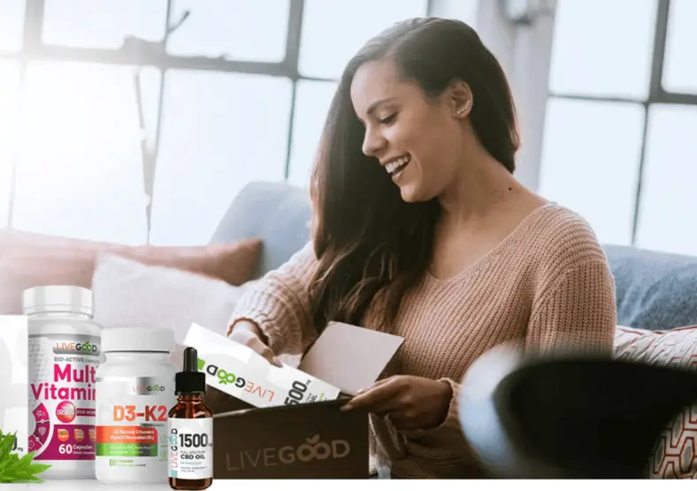 Femme souriante ouvrant un colis LiveGood avec plusieurs produits de bien-être